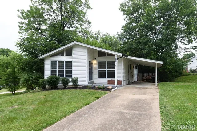 $1,895 | 220 Chamberlin Drive, Ballwin, MO 63021