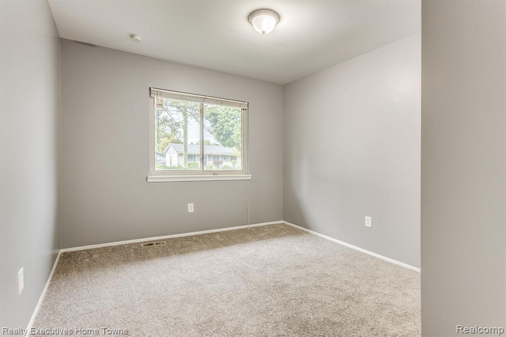 2448 Oakcrest Road Sterling Heights, MI 48310 - Photo 9 of 28