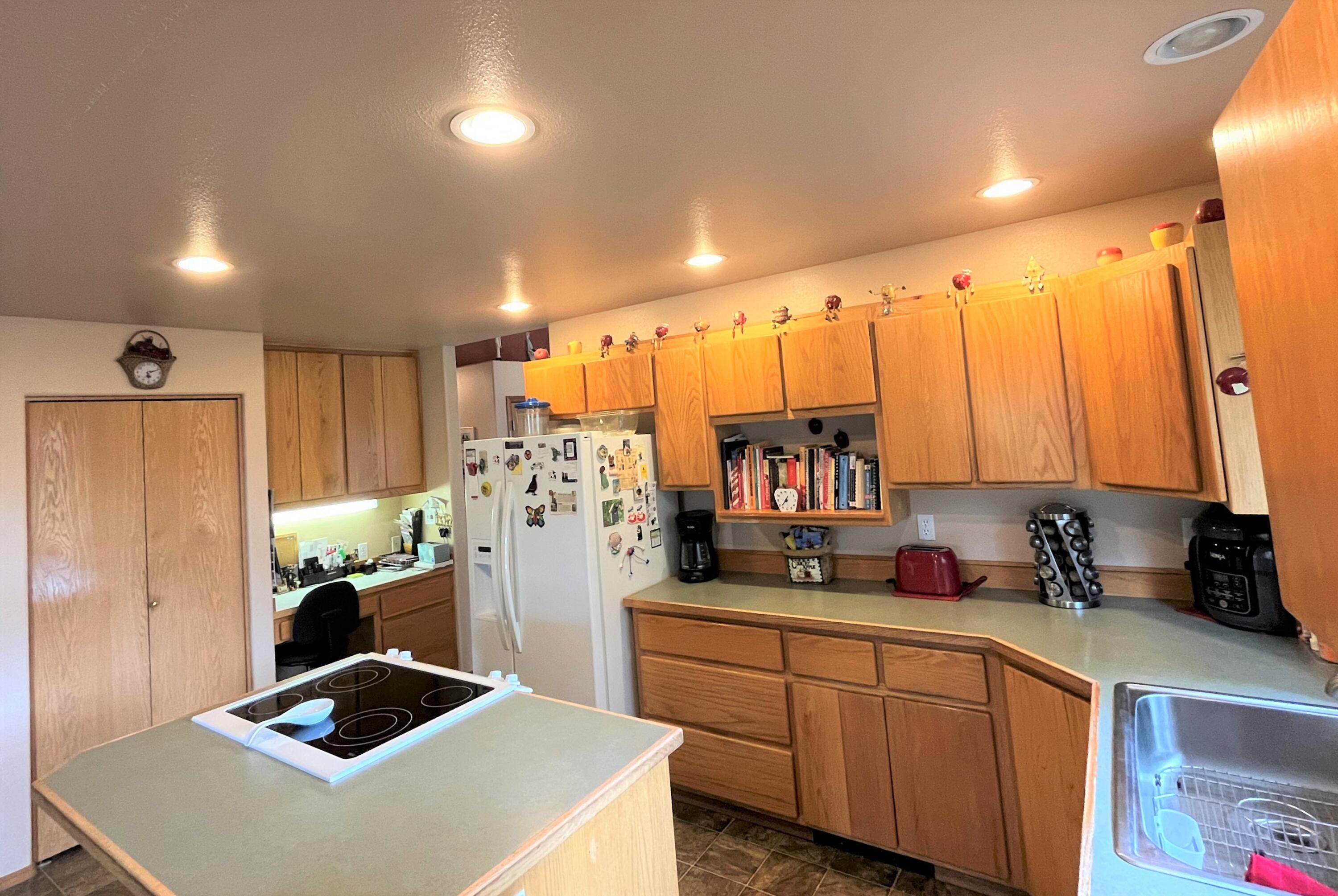 2825 Northeast Yellowpine Road Prineville, OR 97754 - Photo 8 of 25 Kitchen (pic2)