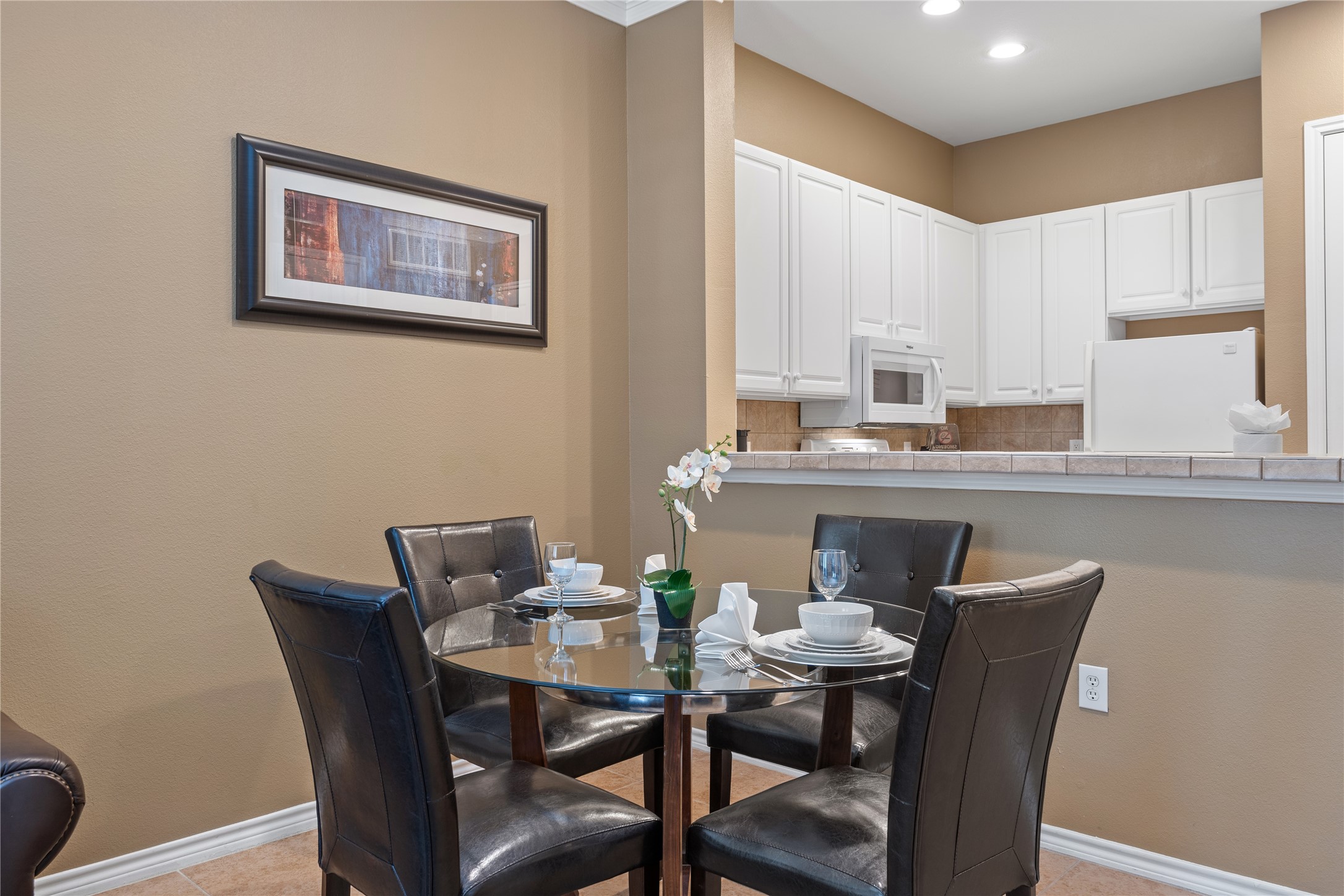 2400 McCue Road, Unit 218 Houston, TX 77056 - Photo 7 of 16 Nook area is a great flex space for office or dining table. 4 barstools also fit great in the space