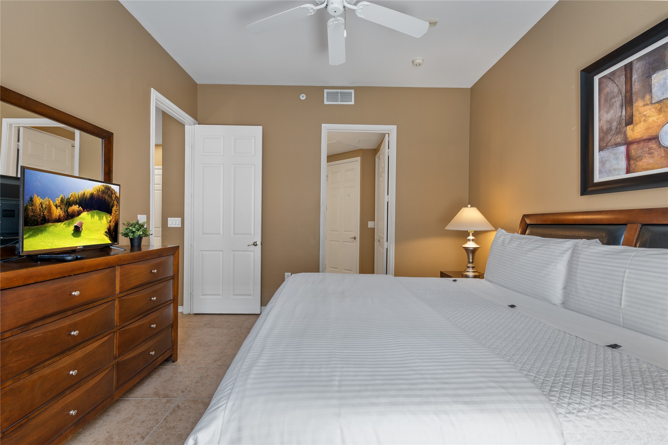 2400 McCue Road, Unit 218 Houston, TX 77056 - Photo 10 of 16 Large bedroom to accompanied in king bed and dresser easily.