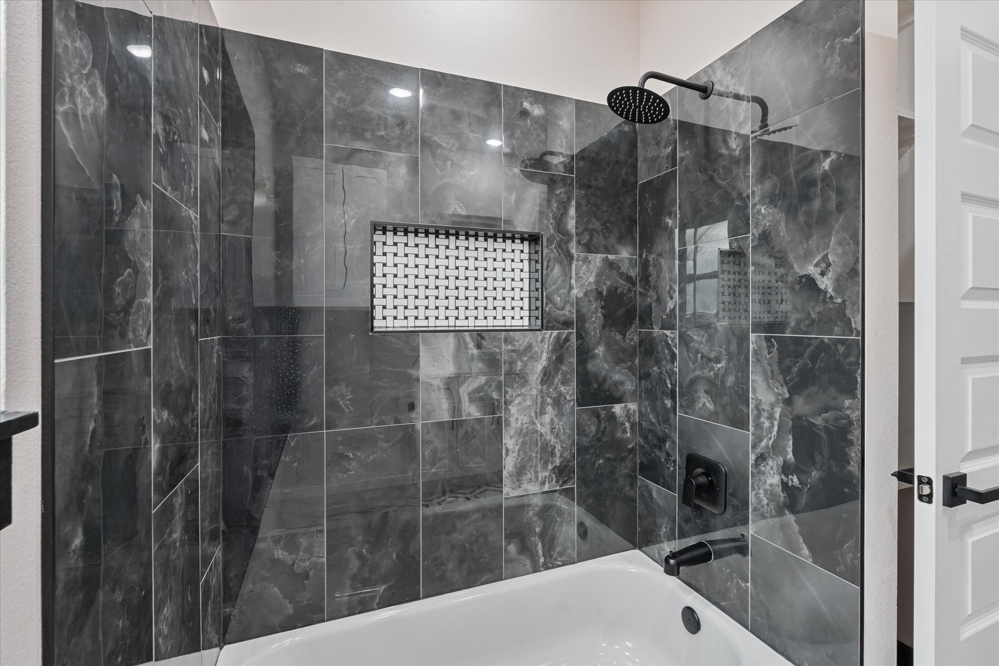 447 Sunset Trail Angleton, TX 77515 - Photo 21 of 41 Hall way Bathroom between 2 and 3 bedrooms