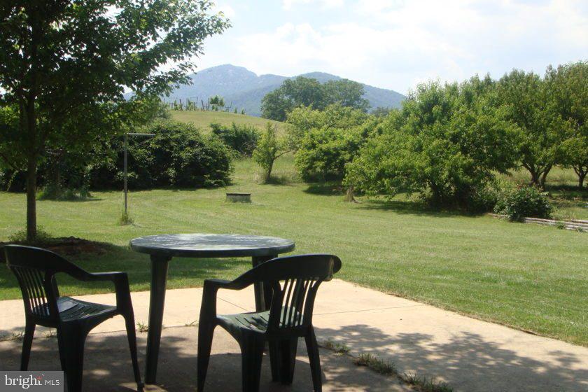 39 Sharp Rock Road Sperryville, VA 22740 - Photo 12 of 21 a backyard of a house with table and chairs