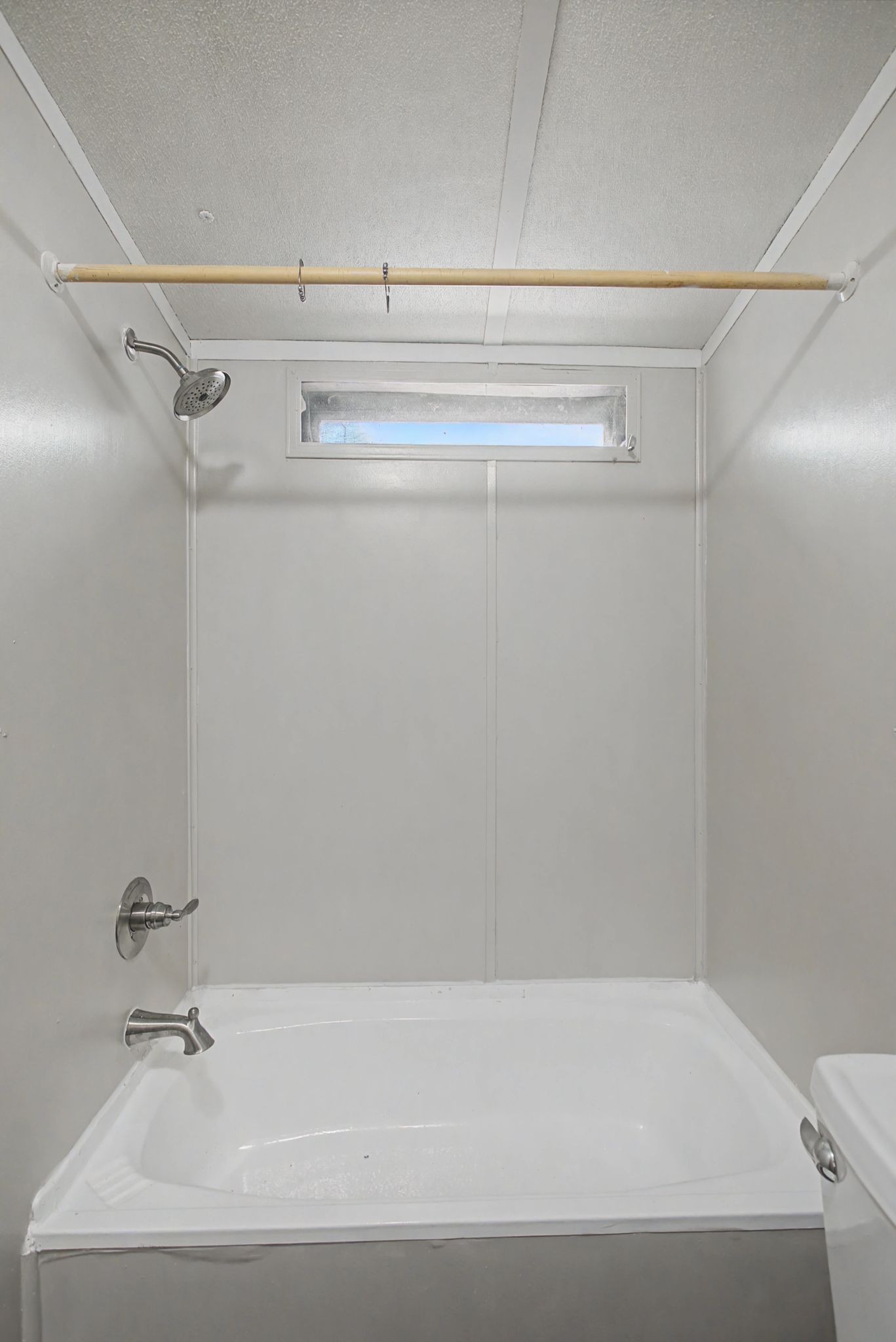 405 Napier Road Hohenwald, TN 38462 - Photo 16 of 37 a bathroom with a bathtub