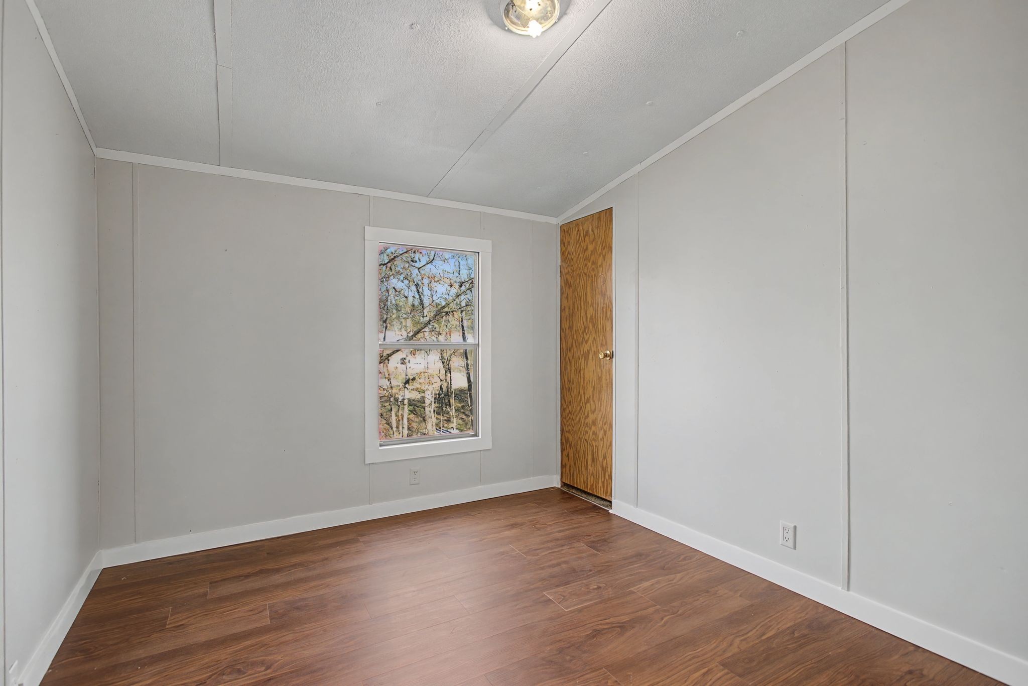 405 Napier Road Hohenwald, TN 38462 - Photo 8 of 37 an empty room with windows and closet