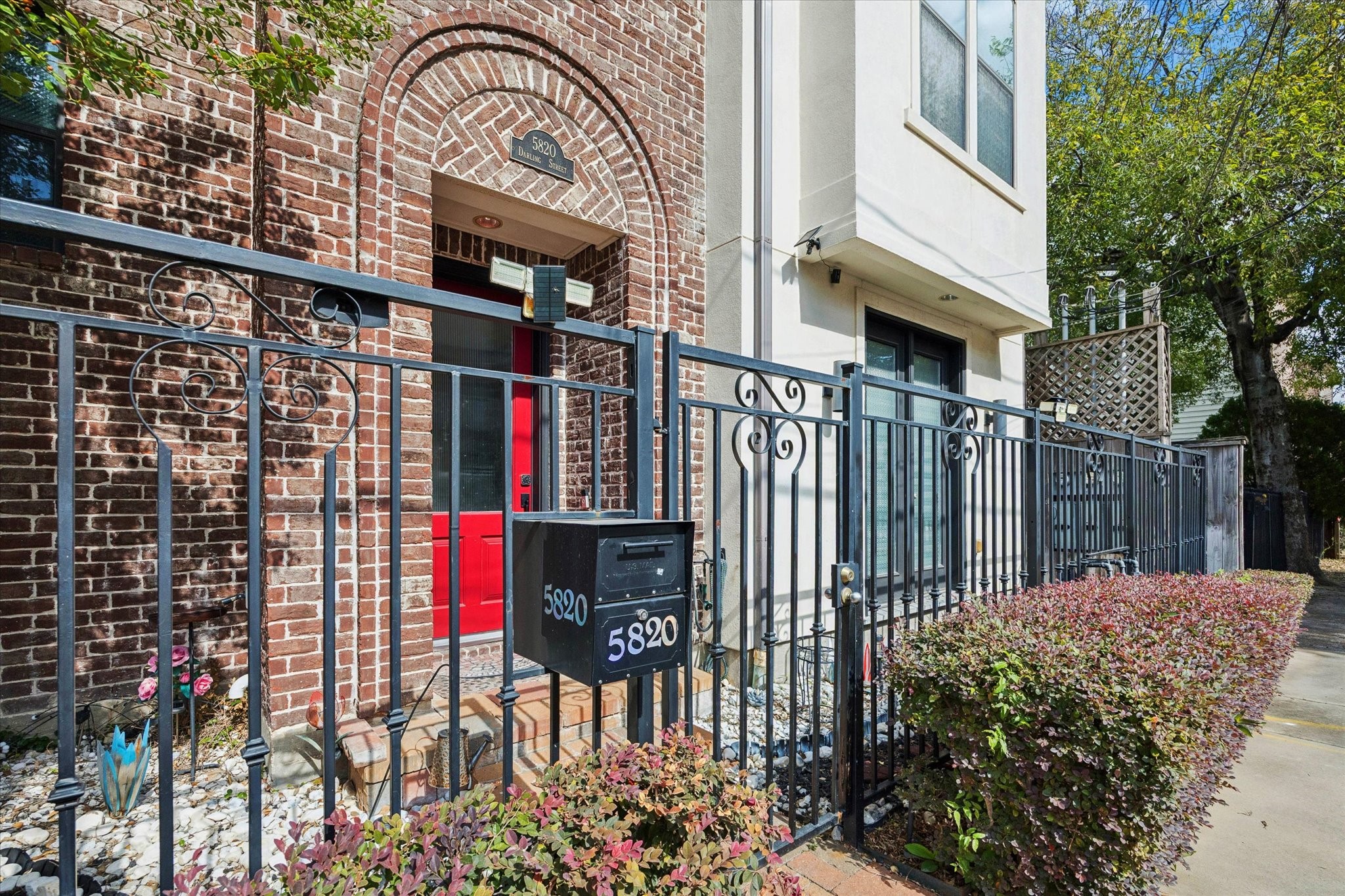 5820 Darling Street Houston, TX 77007 - Photo 16 of 24 a view of entryway