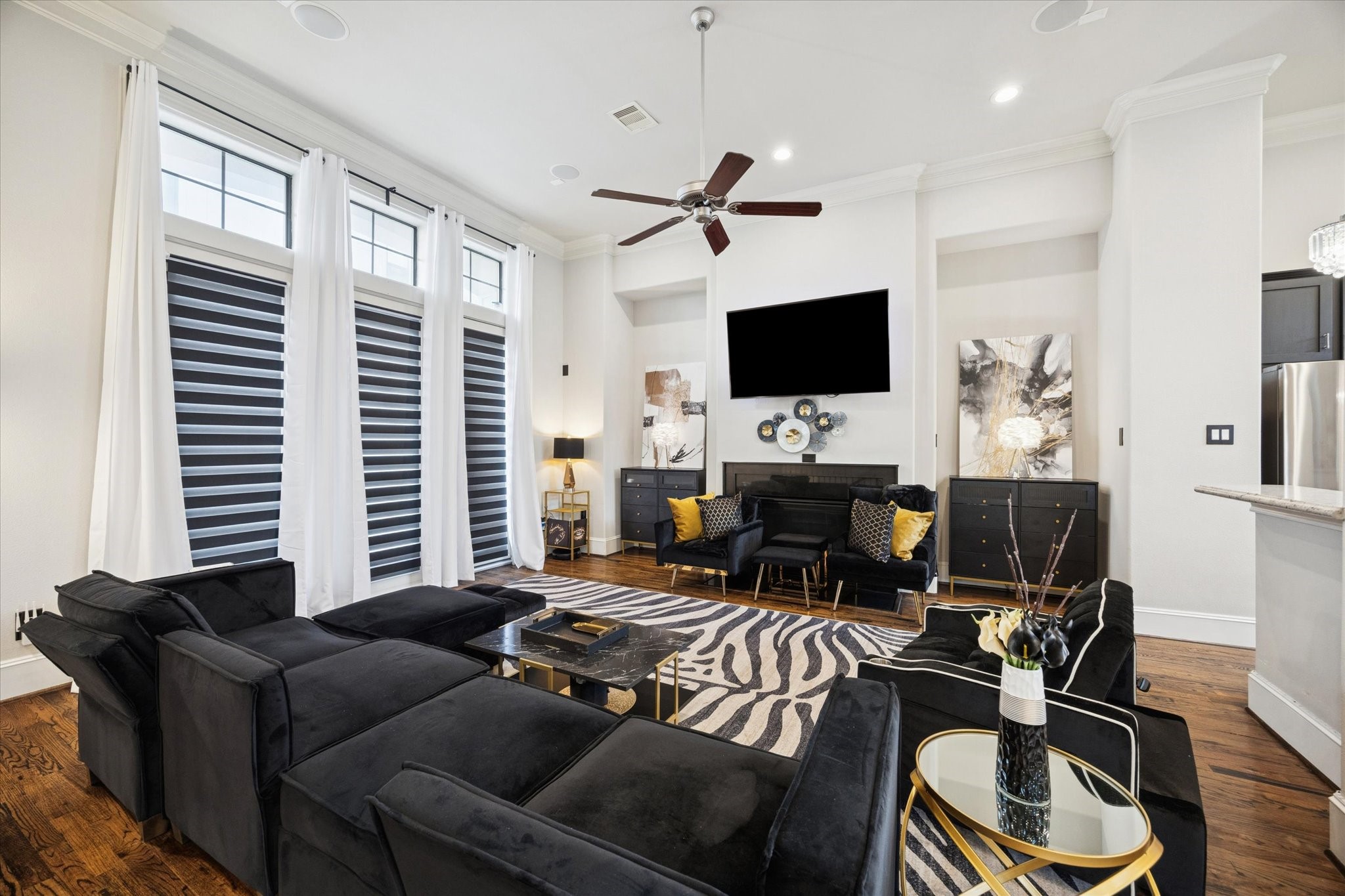 5820 Darling Street Houston, TX 77007 - Photo 17 of 24 a living room with furniture a flat screen tv and a window