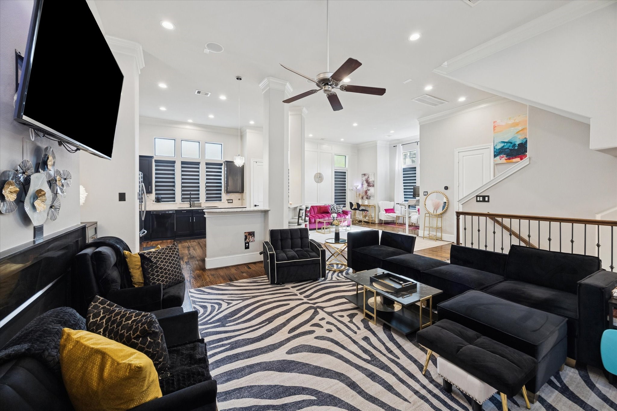 5820 Darling Street Houston, TX 77007 - Photo 23 of 24 a living room with furniture and a flat screen tv