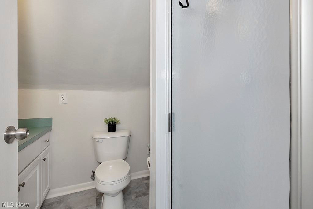 4369 West Anderson Road South Euclid, OH 44121 - Photo 21 of 41 Ensuite Full Bathroom. Freshly painted.