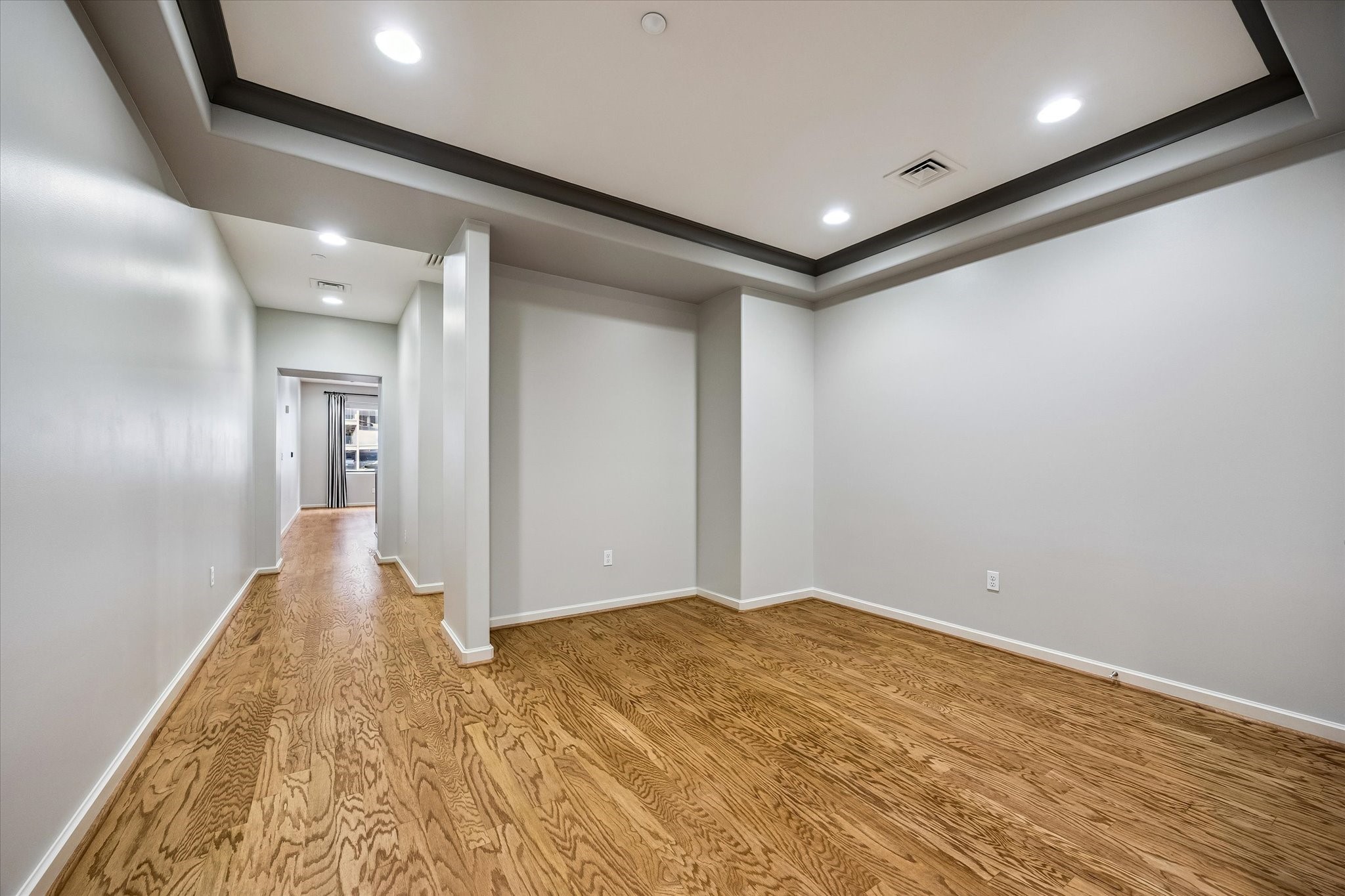 914 Main Street, Unit 910 Houston, TX 77002 - Photo 3 of 32 A welcoming entryway introduces a living area.