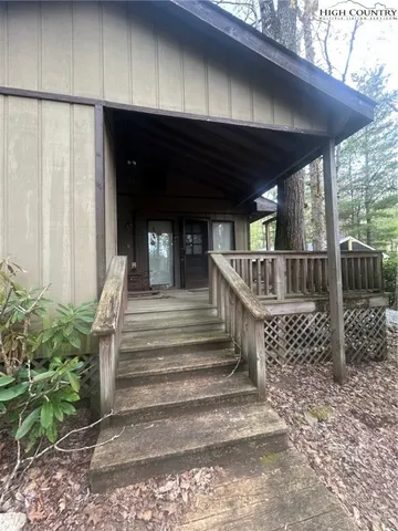 a view of entryway with a front door