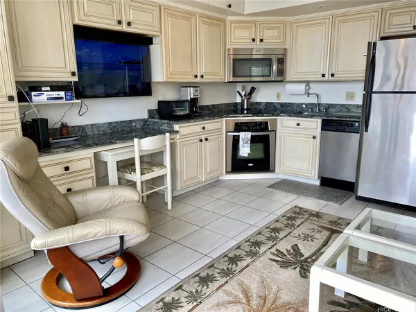 $2,600 | 2440 Kūhiō Avenue, Unit 1710, Honolulu, HI 96815