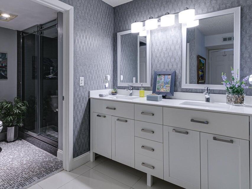 9264 Vista Del Lago, Unit 24I Boca Raton, FL 33428 - Photo 17 of 25 master bathrm