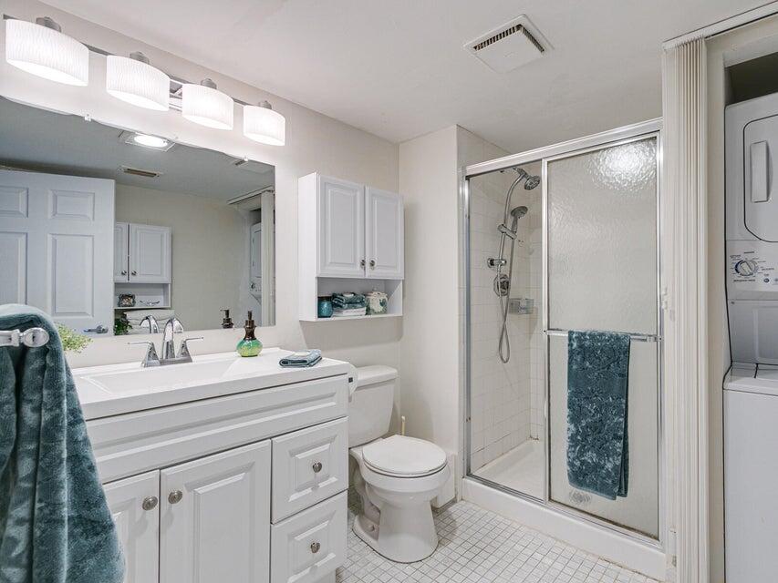 9264 Vista Del Lago, Unit 24I Boca Raton, FL 33428 - Photo 20 of 25 guest bathroom