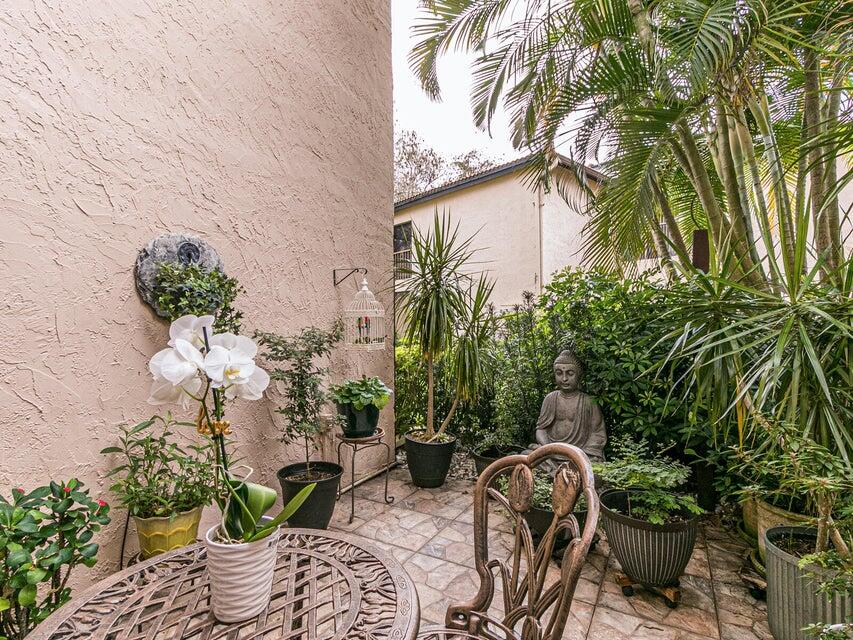 9264 Vista Del Lago, Unit 24I Boca Raton, FL 33428 - Photo 22 of 25 eat-in patio