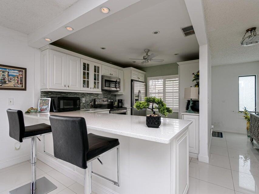 9264 Vista Del Lago, Unit 24I Boca Raton, FL 33428 - Photo 5 of 25 kitchen counter