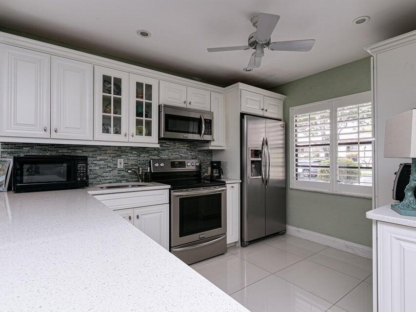 9264 Vista Del Lago, Unit 24I Boca Raton, FL 33428 - Photo 6 of 25 modern kitchen