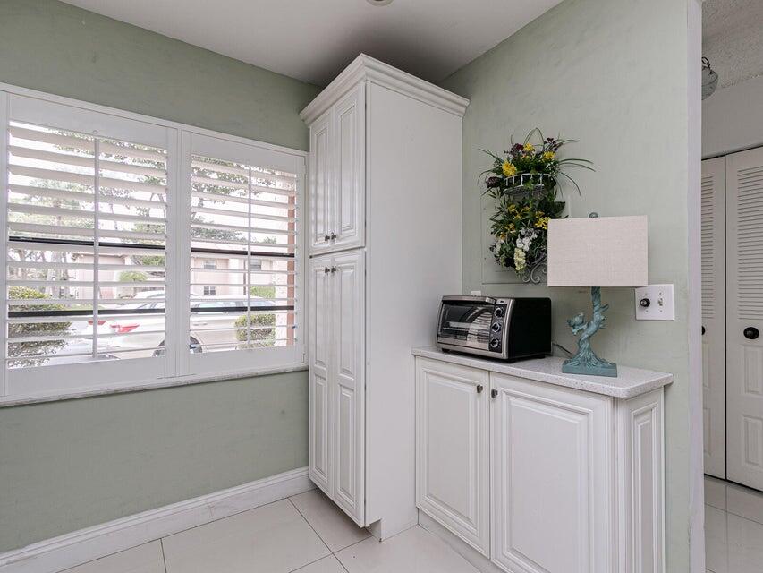 9264 Vista Del Lago, Unit 24I Boca Raton, FL 33428 - Photo 7 of 25 pantry