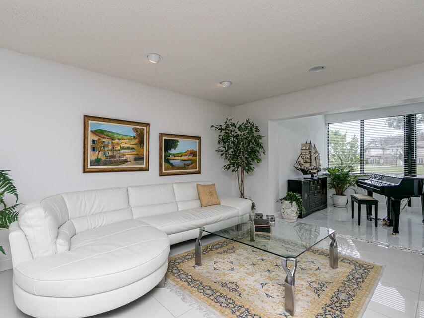 9264 Vista Del Lago, Unit 24I Boca Raton, FL 33428 - Photo 9 of 25 living rm