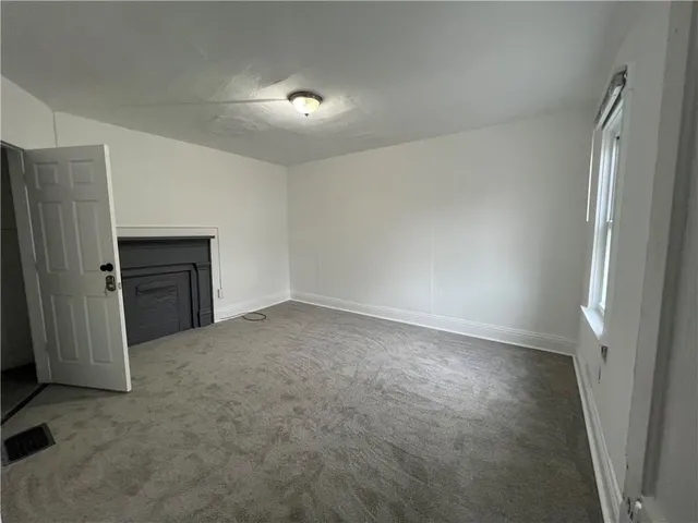 a view of empty room with window