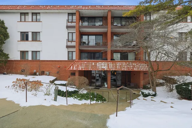 $305,000 | 2046 St Johns Avenue, Unit 3E, Highland Park, IL 60035