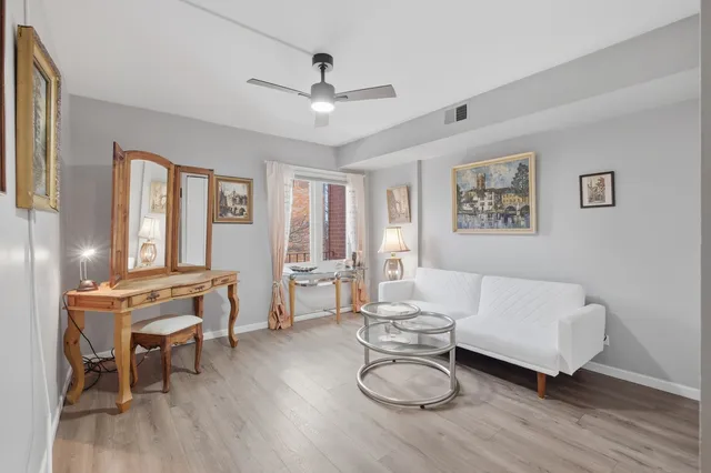 $305,000 | 2046 St Johns Avenue, Unit 3E, Highland Park, IL 60035