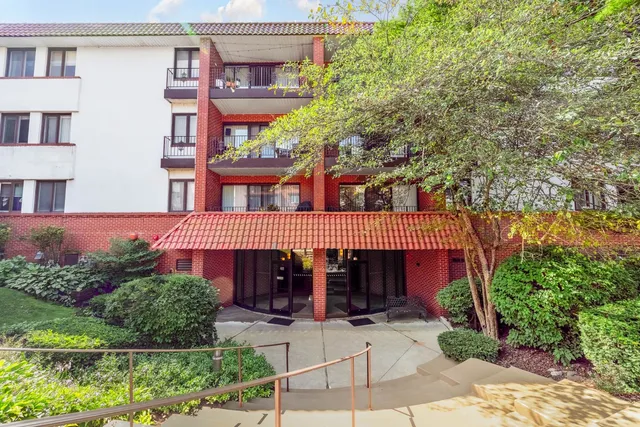 $305,000 | 2046 St Johns Avenue, Unit 3E, Highland Park, IL 60035
