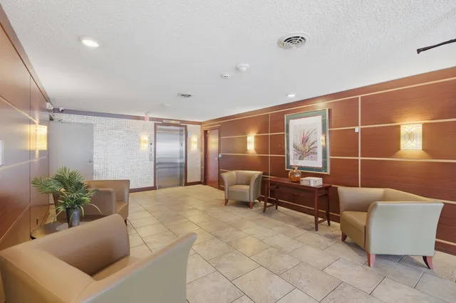 $305,000 | 2046 St Johns Avenue, Unit 3E, Highland Park, IL 60035