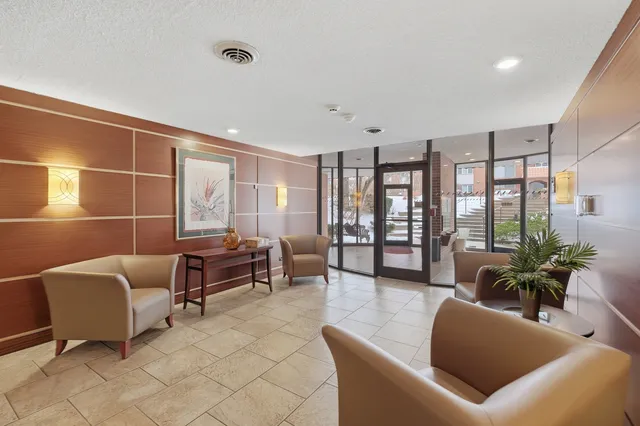 $305,000 | 2046 St Johns Avenue, Unit 3E, Highland Park, IL 60035