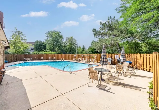 $305,000 | 2046 St Johns Avenue, Unit 3E, Highland Park, IL 60035