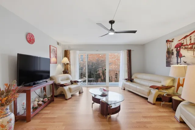 $305,000 | 2046 St Johns Avenue, Unit 3E, Highland Park, IL 60035