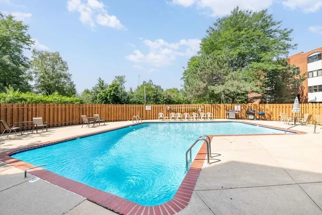 $305,000 | 2046 St Johns Avenue, Unit 3E, Highland Park, IL 60035