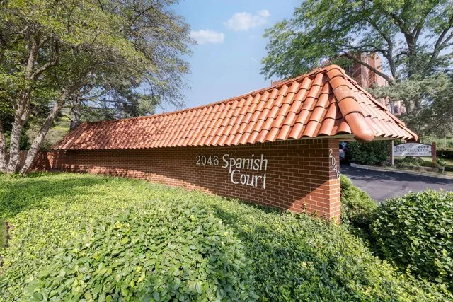$305,000 | 2046 St Johns Avenue, Unit 3E, Highland Park, IL 60035