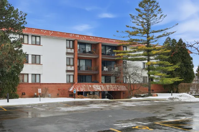 $305,000 | 2046 St Johns Avenue, Unit 3E, Highland Park, IL 60035