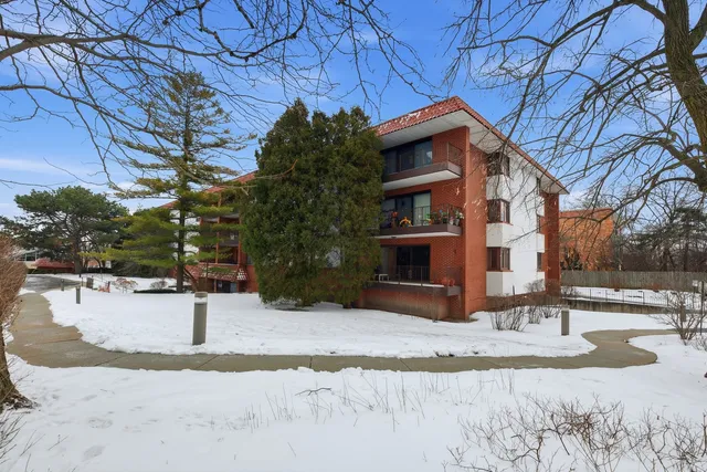 $305,000 | 2046 St Johns Avenue, Unit 3E, Highland Park, IL 60035