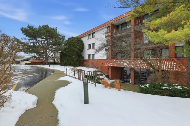 $305,000 | 2046 St Johns Avenue, Unit 3E, Highland Park, IL 60035