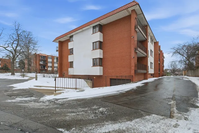 $305,000 | 2046 St Johns Avenue, Unit 3E, Highland Park, IL 60035