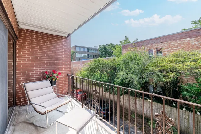 $305,000 | 2046 St Johns Avenue, Unit 3E, Highland Park, IL 60035