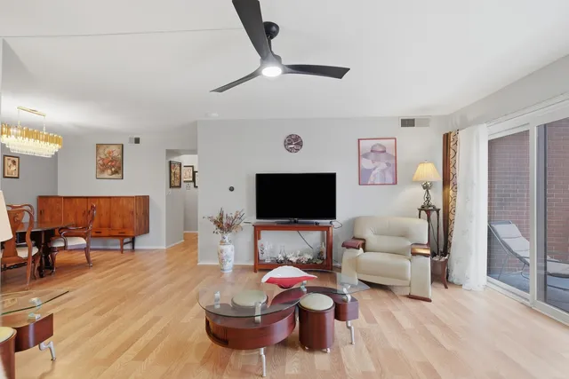 $305,000 | 2046 St Johns Avenue, Unit 3E, Highland Park, IL 60035