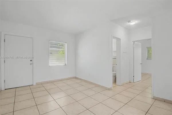 $1,700 | 225 Madeira Avenue, Unit 5, Coral Gables, FL 33134