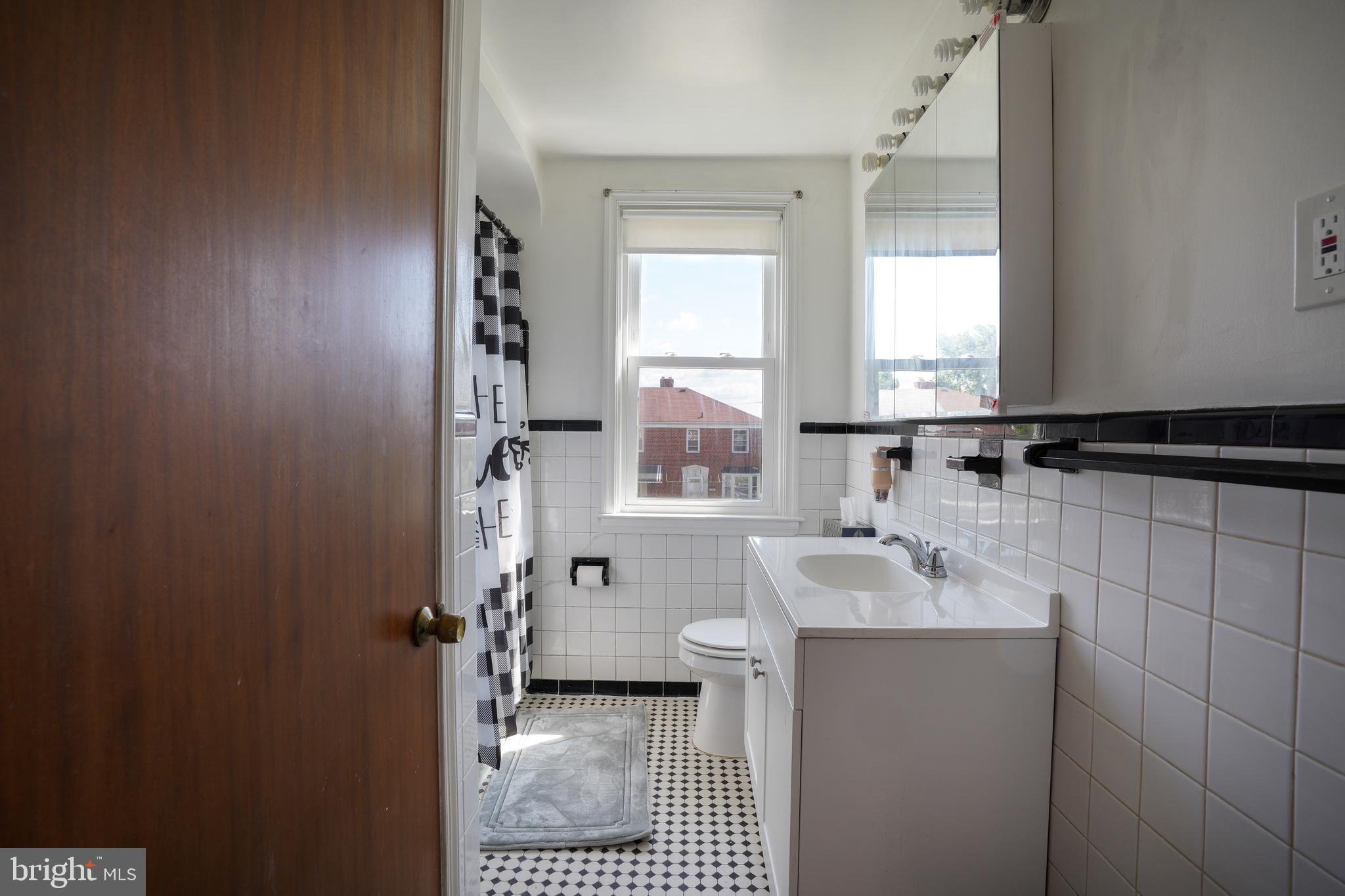 704 Stamford Road Baltimore, MD 21229 - Photo 4 of 29