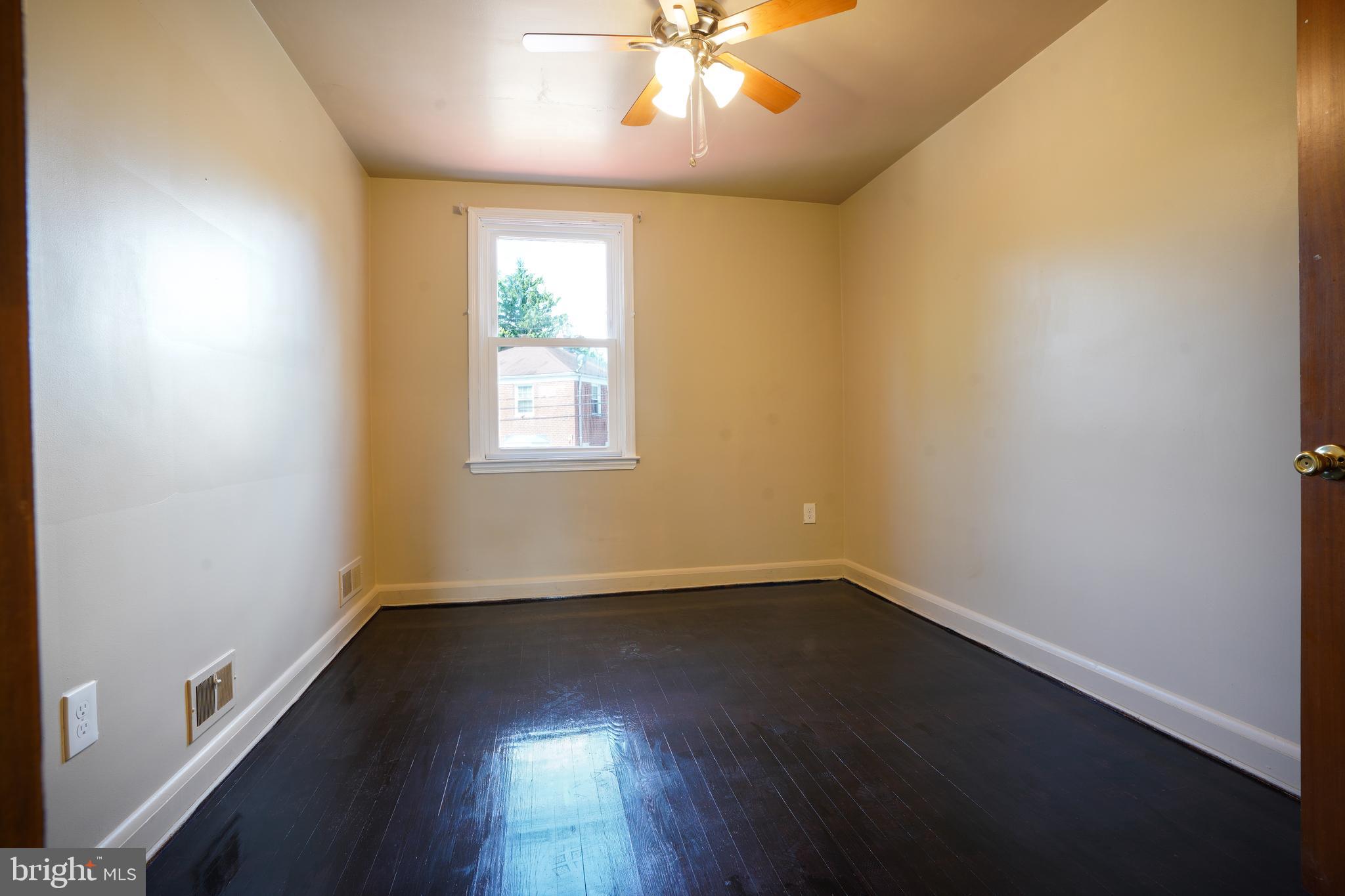 704 Stamford Road Baltimore, MD 21229 - Photo 9 of 29
