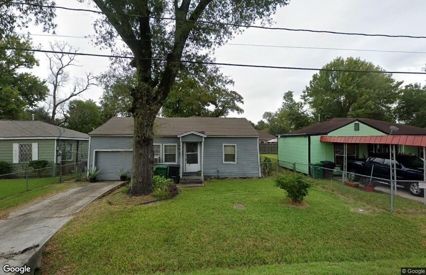 6815 Goforth Street Houston, TX 77021 - Photo 8 of 12 a front view of house with yard and green space