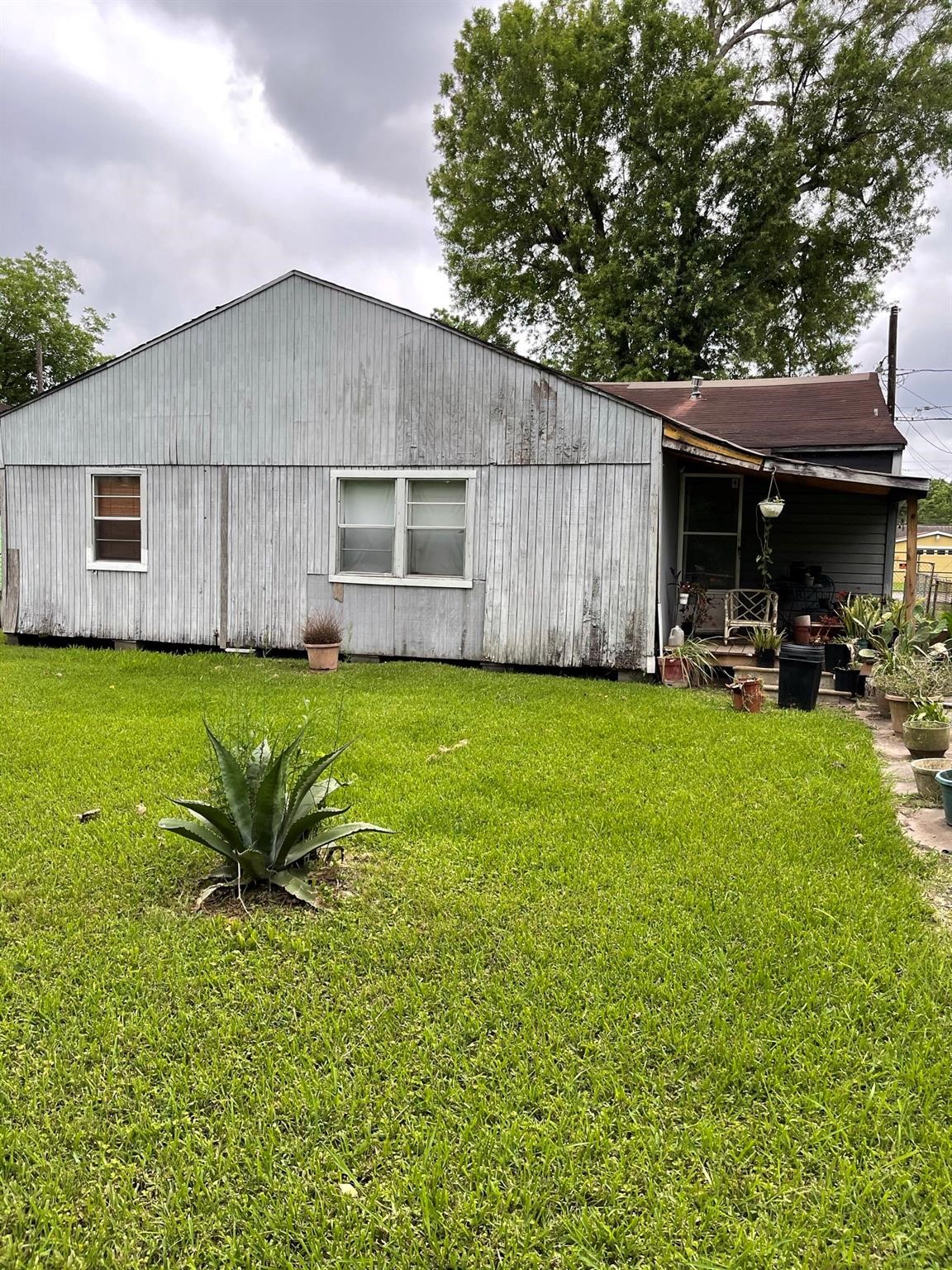 6815 Goforth Street Houston, TX 77021 - Photo 9 of 12 a view of a house with a yard and sitting area