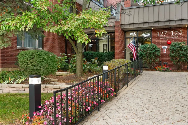 $350,000 | 127 Acacia Circle, Unit 304, Indian Head Park, IL 60525