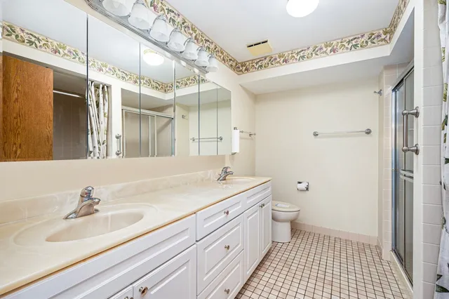 $350,000 | 127 Acacia Circle, Unit 304, Indian Head Park, IL 60525