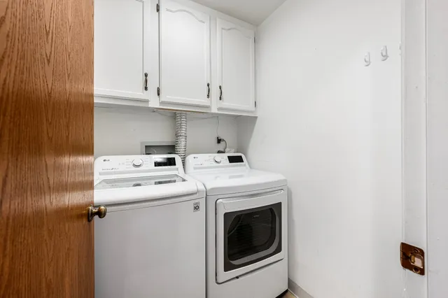 $350,000 | 127 Acacia Circle, Unit 304, Indian Head Park, IL 60525