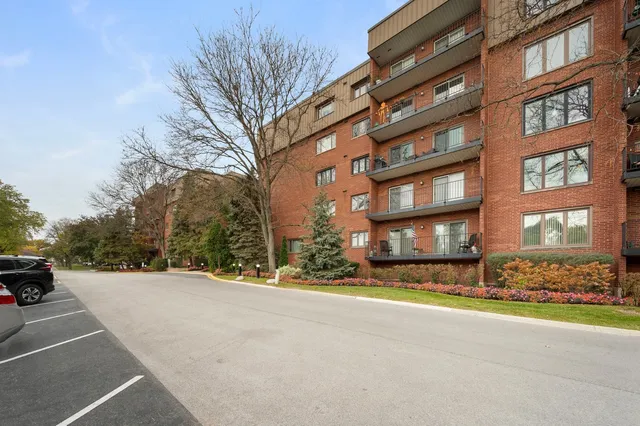 $350,000 | 127 Acacia Circle, Unit 304, Indian Head Park, IL 60525