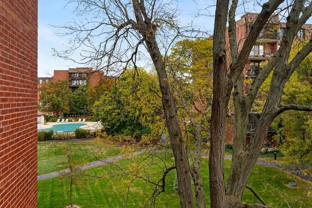 $350,000 | 127 Acacia Circle, Unit 304, Indian Head Park, IL 60525