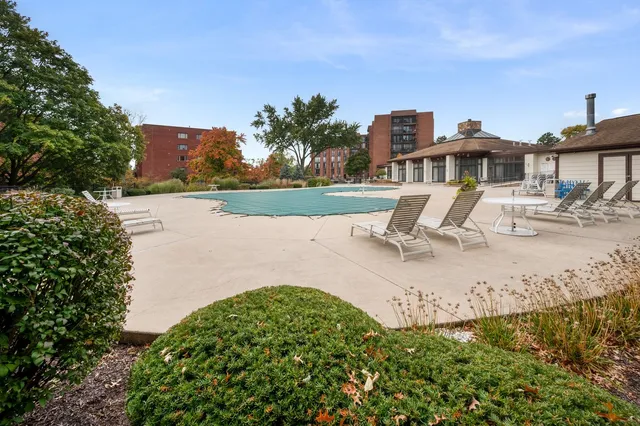 $350,000 | 127 Acacia Circle, Unit 304, Indian Head Park, IL 60525